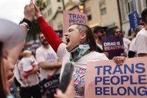 Những người tham gia tuần hành trong Cuộc diễu hành LA Pride ở Hollywood, ngày 11/6/2023 tại Los Angeles, California, Mỹ (Ảnh: Getty)