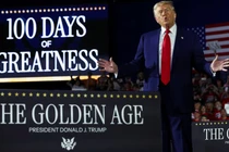 Tổng thống Mỹ Donald Trump phát biểu trong một cuộc vận động đánh dấu ngày thứ 100 tại nhiệm, tại Cao đẳng Cộng đồng Macomb ở Warren, bang Michigan ngày 29/4. Ảnh: Reuters.