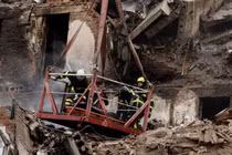 Lực lượng ứng phó khẩn cấp tại hiện trường một vụ tấn công ở tại Ternopil, Ukraine, ngày 21/11. Ảnh: Reuters.