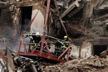 Lực lượng ứng phó khẩn cấp tại hiện trường một vụ tấn công ở tại Ternopil, Ukraine, ngày 21/11. Ảnh: Reuters.