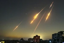 Tên lửa đạn đạo của Iran bay trên bầu trời Israel. Ảnh: MW.