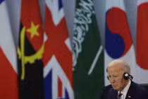 Tổng thống Mỹ Joe Biden quan sát trong hội nghị thượng đỉnh G20 tại Bảo tàng Nghệ thuật Hiện đại ở Rio de Janeiro, Brazil ngày 19/11. Ảnh: Reuters.