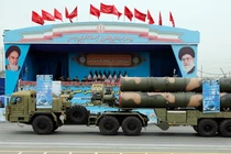 Các cuộc tấn công của Israel đã làm mù một số hệ thống phòng không hàng đầu của Iran. Trong ảnh là hệ thống S-300 do Nga sản xuất trong cuộc duyệt binh ở Tehran năm 2019 (Ảnh: AFP)