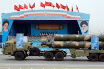 Các cuộc tấn công của Israel đã làm mù một số hệ thống phòng không hàng đầu của Iran. Trong ảnh là hệ thống S-300 do Nga sản xuất trong cuộc duyệt binh ở Tehran năm 2019 (Ảnh: AFP)