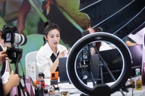 Vi Á được mệnh danh là nữ hoàng livestream của Trung Quốc (Ảnh: CNN)