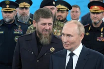 Tổng thống Nga Vladimir Putin và ông Ramzan Kadyrov thị sát lực lượng đặc nhiệm ở Gudermes, Cộng hòa Chechnya, Nga ngày 20/8 (Ảnh: Sputnik)
