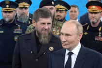 Tổng thống Nga Vladimir Putin và ông Ramzan Kadyrov thị sát lực lượng đặc nhiệm ở Gudermes, Cộng hòa Chechnya, Nga ngày 20/8 (Ảnh: Sputnik)
