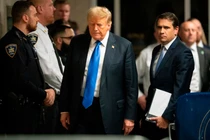 Ông Donald Trump bước ra khỏi phòng xử án, sau khi bị tuyên có tội với 34 tội danh (Ảnh: ABC News)