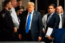 Ông Donald Trump bước ra khỏi phòng xử án, sau khi bị tuyên có tội với 34 tội danh (Ảnh: ABC News)