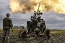 Các binh sĩ Ukraine đang vận hành một khẩu pháo Howitzer. Ảnh: MW.