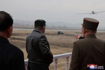 Nhà lãnh đạo Triều Tiên Kim Jong-un giám sát cuộc thử nghiệm máy bay không người lái tự sát tích hợp công nghệ AI. Ảnh: Reuters.