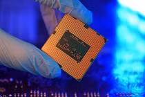 Nước được sử dụng rất nhiều trong các nhà máy sản xuất chip (Ảnh: CNBC)