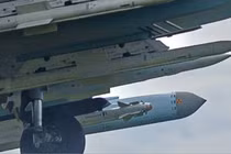 Tên lửa R-77M được trang bị trên máy bay chiến đấu Su-35 của Nga. Ảnh: MW.