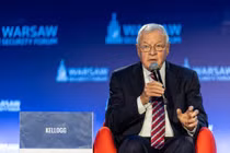 Đặc phái viên Mỹ về Ukraine Keith Kellogg phát biểu trên sân khấu tại Diễn đàn An ninh Warsaw tại Warsaw, Ba Lan ngày 30/9. Ảnh: AFP.