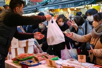 Sau nhiều thập kỷ giá giảm và tăng trưởng trì trệ ở Nhật Bản, các doanh nghiệp đã bắt đầu tăng giá hàng hóa đáng kể (Ảnh: Shutterstock)