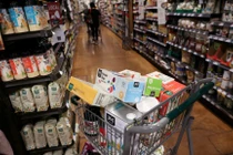 Người tiêu dùng Mỹ đang có xu hướng cắt giảm chi tiêu như trong thời kỳ suy thoái (Ảnh: Reuters)