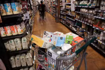 Người tiêu dùng Mỹ đang có xu hướng cắt giảm chi tiêu như trong thời kỳ suy thoái (Ảnh: Reuters)