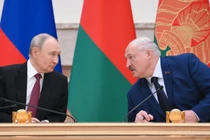 Tổng thống Nga Vladimir Putin và Tổng thống Belarus Alexander Lukashenko tham dự lễ ký hiệp ước an ninh mới. Ảnh: Sputnik.