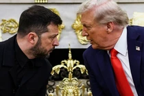 Tổng thống Mỹ Donald Trump và Tổng thống Ukraine Volodymyr Zelensky trong cuộc gặp tại Phòng Bầu hôm 18/8. Ảnh: Reuters.