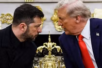 Tổng thống Mỹ Donald Trump và Tổng thống Ukraine Volodymyr Zelensky trong cuộc gặp tại Phòng Bầu hôm 18/8. Ảnh: Reuters.