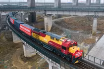 Một chuyến tàu chở hàng khởi hành từ Hoài Hóa, một thành phố ở tỉnh Hồ Nam, miền Trung Trung Quốc, hướng đến Lào. Ảnh: Xinhua.