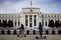 Sự thay đổi trên thị trường trái phiếu cho thấy kỳ vọng của giới đầu tư đang theo sát với kế hoạch của Fed (Ảnh: Bloomberg)