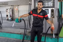 Quang cảnh một trạm xăng hết nhiên liệu do các cuộc tấn công của Israel ở Rafah, Gaza vào ngày 25/10/2023 (Ảnh: CNBC)