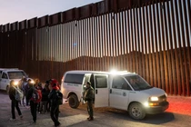 Một nhóm người di cư tự giao nộp mình cho lực lượng Hải quan và Biên phòng Mỹ sau khi vượt qua một đoạn tường bao biên giới vào ngày 5/1. Ảnh: Getty.