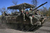 Các binh sĩ Nga cưỡi trên nóc một chiếc xe thiết giáp. Ảnh: Sputnik.