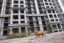 Một tòa nhà thuộc dự án Top Luxury Mansion ở Vận Thành, Sơn Tây, Trung Quốc được xây dựng dở dang do thiếu vốn (Ảnh: SCMP)