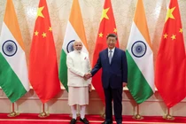 Thủ tướng Ấn Độ Narendra Modi bắt tay Chủ tịch Trung Quốc Tập Cận Bình trong cuộc gặp bên lề Hội nghị thượng đỉnh Tổ chức Hợp tác Thượng Hải (SCO) tại Thiên Tân, Trung Quốc, ngày 31/8. Ảnh: Reuters.