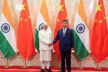 Thủ tướng Ấn Độ Narendra Modi bắt tay Chủ tịch Trung Quốc Tập Cận Bình trong cuộc gặp bên lề Hội nghị thượng đỉnh Tổ chức Hợp tác Thượng Hải (SCO) tại Thiên Tân, Trung Quốc, ngày 31/8. Ảnh: Reuters.