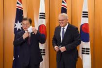 Tỏng thống Hàn Quốc Moon Jae-in và Thủ tướng Australia Scott Morrison ở Canberra trong hôm 13/12 (Ảnh: AP)