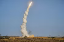 Hệ thống S-400 khai hỏa trong một cuộc thử nghiệm (Ảnh: Sputnik)