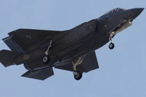 Chiến đấu cơ F-35 của Mỹ đang hạ cánh xuống Căn cứ Không quân Hoàng gia Lakenheath, Vương quốc Anh, ngày 11/4. Ảnh: Getty.