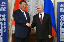 Tổng thống Nga Vladimir Putin và Chủ tịch Trung Quốc Tập Cận Bình trong cuộc gặp tại hội nghị thượng đỉnh BRICS XVI ở Kazan. Ảnh: RT.