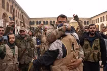 Các chiến binh nổi dậy ăn mừng ở Damascus, Syria trong hôm 8/12. Ảnh: WSJ.