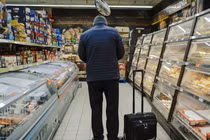 Lạm phát giảm sẽ làm tăng sức mua của những người tiêu dùng bị vắt kiệt bởi giá cả gia tăng trong năm ngoái (Ảnh: Bloomberg)