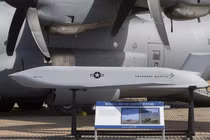 Tên lửa hành trình AGM-158 JASSM được trưng bày bên cạnh máy bay C-130 Hercules (Ảnh: Getty)