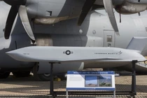 Tên lửa hành trình AGM-158 JASSM được trưng bày bên cạnh máy bay C-130 Hercules (Ảnh: Getty)