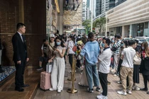 Người mua hàng xếp hàng bên ngoài cửa hàng Louis Vuitton trong kỳ nghỉ Lễ Lao động ở Hong Kong trong tháng 5 (Ảnh: Bloomberg)