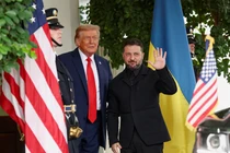 Tổng thống Ukraine Volodymyr Zelensky vẫy tay chào khi gặp Tổng thống Mỹ Donald Trump tại Nhà Trắng, trong bối cảnh các cuộc đàm phán nhằm chấm dứt chiến tranh giữa Nga và Ukraine, tại Washington, D.C. ngày 18/8. Ảnh: Reuters.