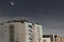 Israel phóng tên lửa trả đũa, Iran kích hoạt hệ thống phòng không