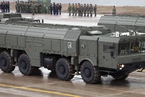 Xe phóng tên lửa đạn đạo từ hệ thống Iskander-M. Ảnh: MW.