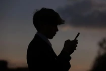 Hình ảnh minh họa về một cậu bé 13 tuổi đang nhìn vào chiếc iPhone. Ảnh: Getty.