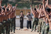 Nhà lãnh đạo Triều Tiên Kim Jong-un chào các binh sĩ trong chuyến thăm căn cứ huấn luyện lực lượng đặc biệt vào tháng 9 (Ảnh: KCNA)