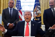 Tổng thống Mỹ Donald Trump nêu ý tưởng mới trong cuộc phỏng vấn hôm 25/2. Ảnh: CNBC.