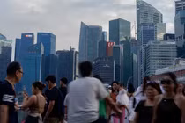 Du khách đến Vịnh Marina đi bộ trên cây cầu nhìn ra Khu thương mại trung tâm ở Singapore (Ảnh: Getty)