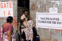 Một người dân Ấn Độ bị từ chối cho vào điểm tiêm chủng, do hết vaccine COVID-19 (Ảnh: Reuters)