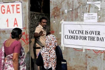 Một người dân Ấn Độ bị từ chối cho vào điểm tiêm chủng, do hết vaccine COVID-19 (Ảnh: Reuters)